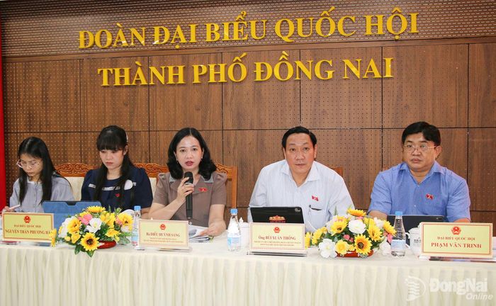 Thành ủy viên, Phó Trưởng đoàn chuyên trách Đoàn Đại biểu Quốc hội thành phố Đồng Nai Điểu Huỳnh Sang điều hành phần thảo luận, đóng góp ý kiến tại hội nghị. Ảnh: Hải Quân