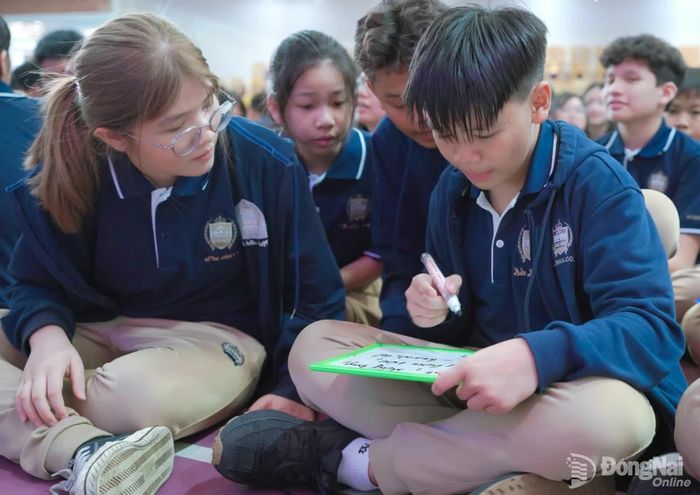 Học sinh Trường TH-THCS-THPT Song ngữ Á Châu hào hứng tham gia các hoạt động nhóm. Ảnh: Tuấn Anh