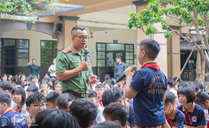 Cán bộ Phòng An ninh mạng và phòng, chống tội phạm sử dụng công nghệ cao, Công an thành phố Đồng Nai giáo dục kỹ năng cho các em học sinh. Ảnh: CN