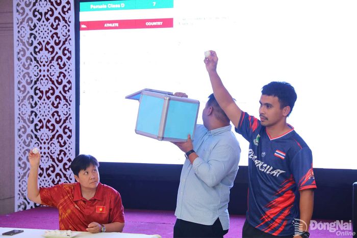 Đại diện các đoàn tham gia bốc thăm xếp lịch thi đấu Giải vô địch Pencak Silat châu Á lần thứ 10 năm 2026. Ảnh: Thủy Tiên