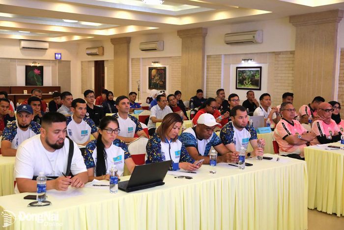 Các trưởng đoàn, huấn luyện viên tham dự cuộc họp chuyên môn của giải. Ảnh: Thủy Tiên