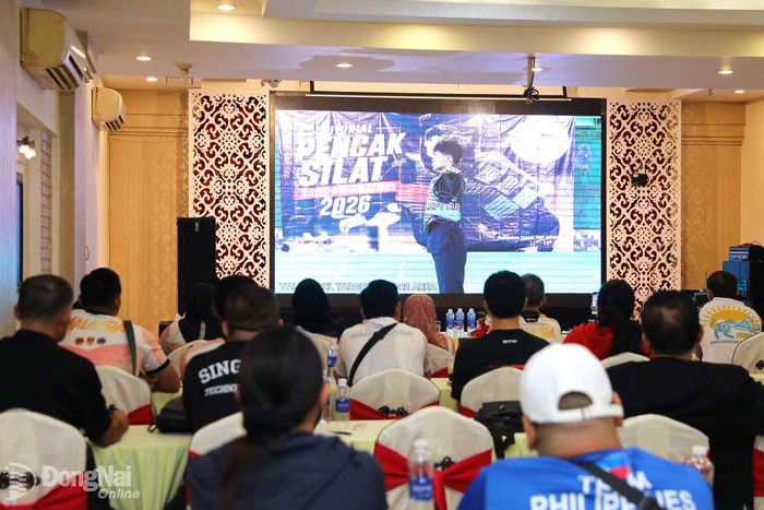 Ban tổ chức phổ biến các quy định chuyên môn thông qua video trình chiếu tại cuộc họp. Ảnh: Thủy Tiên