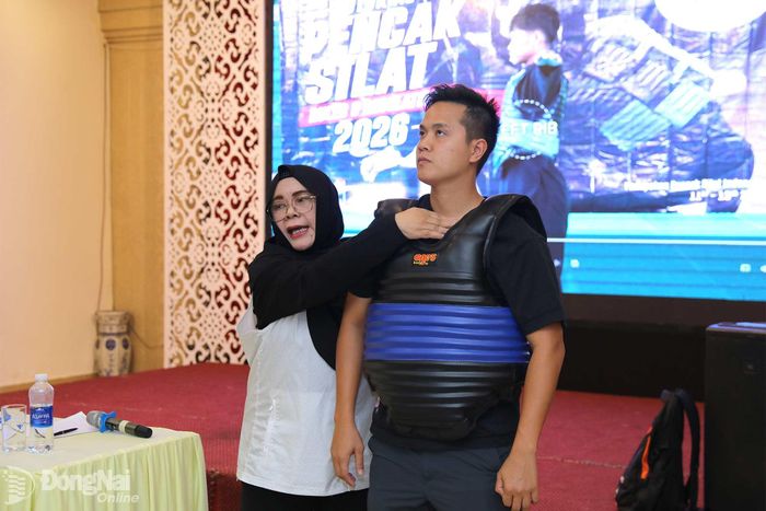 Bà Titih Hayati, Quan chức kỹ thuật Liên đoàn Pencak Silat thế giới (PERSILAT) trực tiếp hướng dẫn, minh họa các tình huống áp dụng Luật thi đấu Pencak Silat. Ảnh: Thủy Tiên