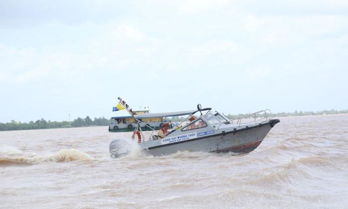 Lực lượng Cảnh sát giao thông đường thủy tăng cường tuần tra kiểm soát tuyến sông mùa mưa bão.