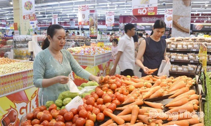 Khách hàng mua sắm hàng Việt tại Siêu thị GO! Mỹ Tho.
