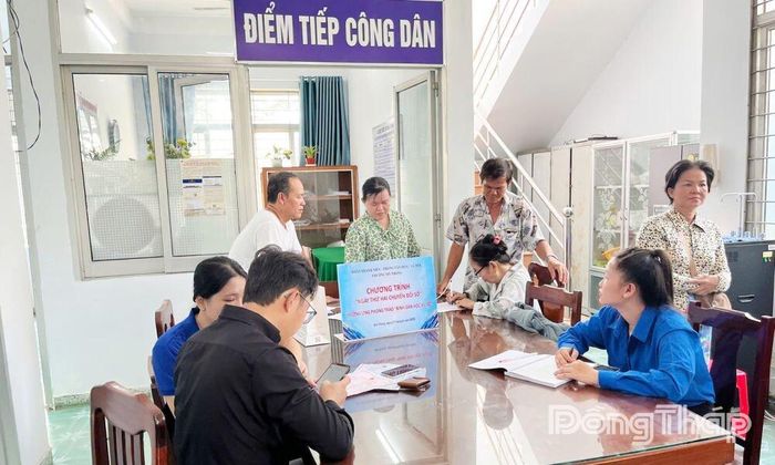 Đoàn Thanh niên và Phòng Văn hóa - Xã hội phường duy trì chương trình “Ngày thứ Hai chuyển đổi số”, góp phần đưa chuyển đổi số đến gần hơn với người dân. Ảnh: Phòng Văn hóa - Xã hội phường Mỹ Phong cung cấp.