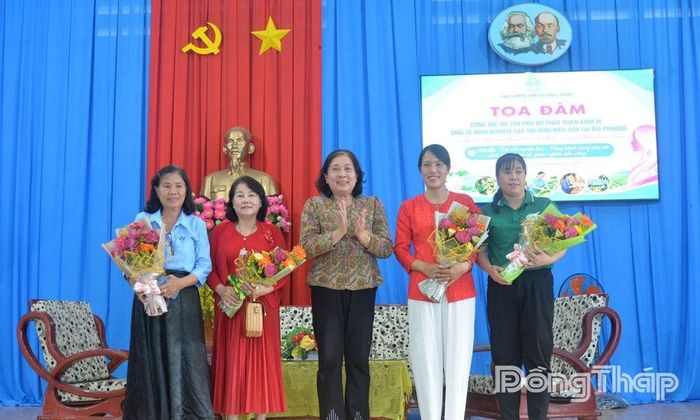 Đồng chí Nguyễn Thị Kiều Tiên tặng hoa cho các cán bộ Hội, hội viên phụ nữ, các hợp tác xã, tổ hợp tác chia sẻ tại buổi tọa đàm.