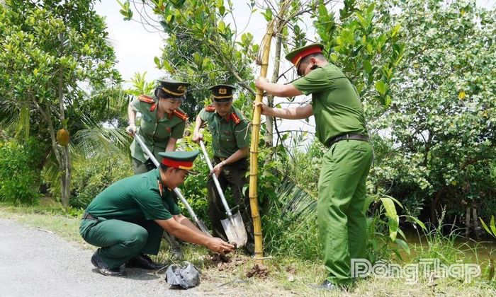 Ban Thanh niên Công an tỉnh phối hợp thực hiện công trình “Cung đường xanh” tại xã Gia Thuận.