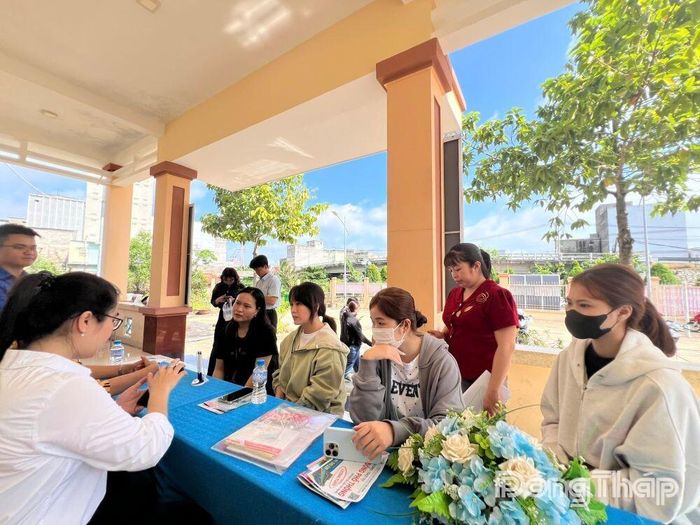 Người lao động đến tìm hiểu thông tin và đăng ký việc làm tại Phiên giao dịch việc làm.