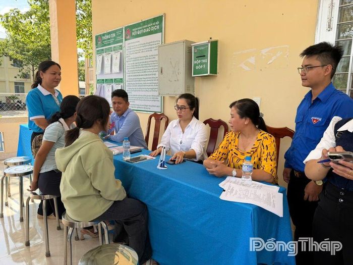 Doanh nghiệp tư vấn nhu cầu việc làm cho người lao động.