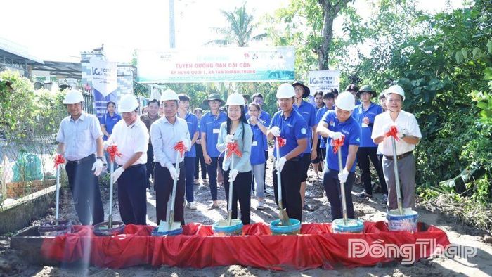 Các đại biểu thực hiện nghi thức khởi công công trình.