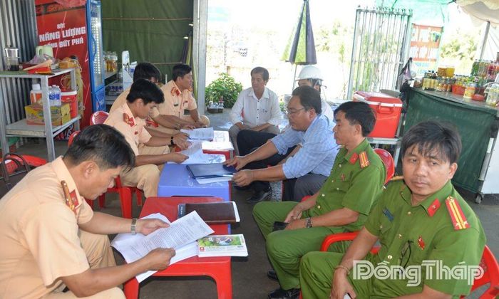 Phòng Cảnh sát giao thông và Công an các xã tiến hành lập biên bản vụ việc.