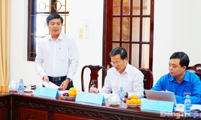 Đồng chí Lê Tấn Sơn, Phó Bí thư Đảng ủy các cơ quan Đảng tỉnh, phát biểu chỉ đạo tại hội nghị.