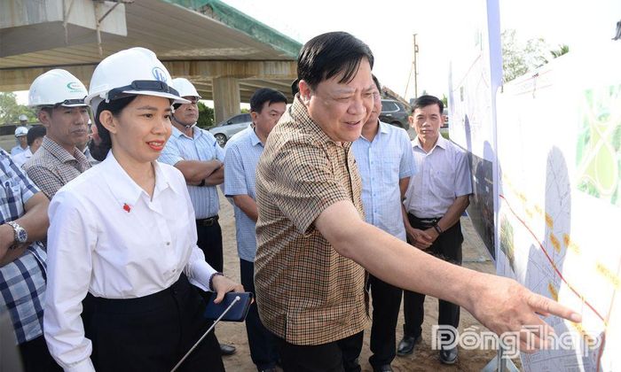 Lãnh đạo tỉnh thường xuyên kiểm tra tháo gỡ các khó khăn, vướng mắc, đôn đốc đẩy nhanh tiến độ các công trình đầu tư công. Ảnh: MINH THÀNH