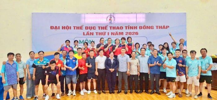 Các vận động viên đạt thành tích chụp ảnh lưu niệm cùng Ban Tổ chức.