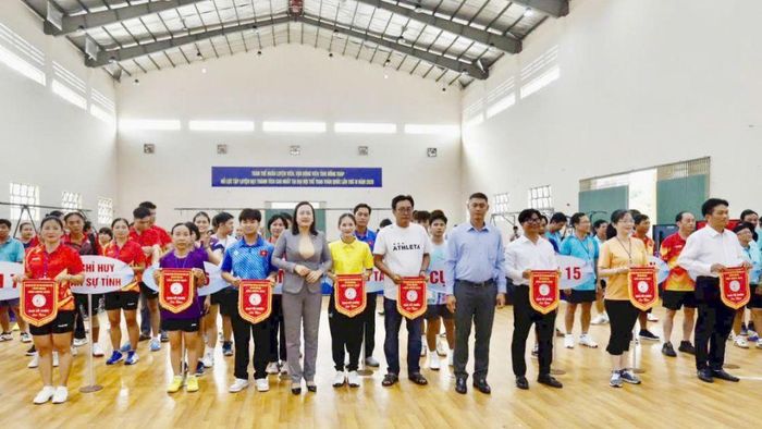 Ban Tổ chức trao Cờ lưu niệm cho các đơn vị tham gia thi đấu môn Bóng bàn - Đại hội Thể dục thể thao tỉnh Đồng Tháp lần thứ I.