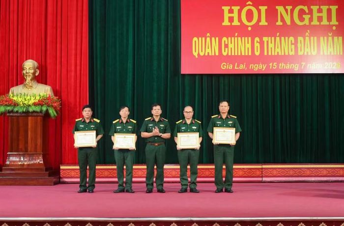  Các tập thể, cá nhân nhận bằng khen của Bộ trưởng Bộ Quốc phòng vì có thành tích xuất sắc trong học tập và làm theo tư tưởng, đạo đức, phong cách Hồ Chí Minh. Ảnh: Đình Khoa 