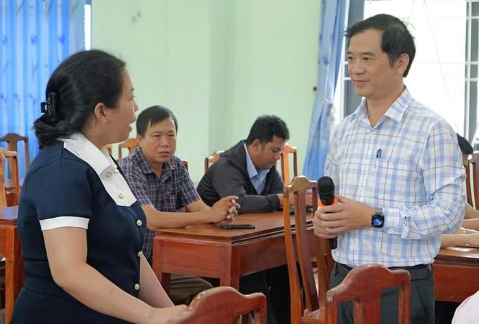  Báo cáo viên Đoàn Minh Dưỡng (bìa phải) trao đổi với học viên tại lớp bồi dưỡng. Ảnh: Thanh Sáng 