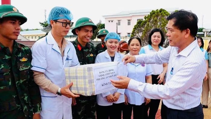  Ông Võ Hoàng Lưu (bìa phải) - Phó Chủ tịch UBND phường An Nhơn Bắc cùng đoàn công tác thăm hỏi, tặng quà đội ngũ cán bộ, chuyên gia và kỹ thuật viên trực tiếp thực hiện công tác lấy mẫu ADN. Ảnh: Đ.Y 