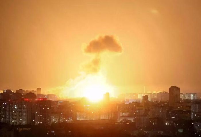 Một vụ nổ tại Kiev trong trận tập kích của Nga. Ảnh: Reuters