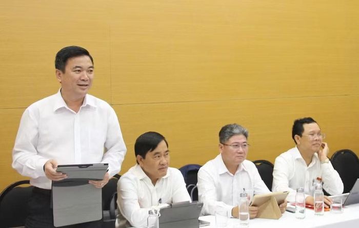  Đại biểu Lý Anh Sang - Bí thư Đảng ủy, Chủ tịch HĐND xã Chư Sê, phát biểu tại phiên thảo luận tổ về vấn đề quản lý, sử dụng tài sản công dôi dư sau sắp xếp đơn vị hành chính. Ảnh: T.L 