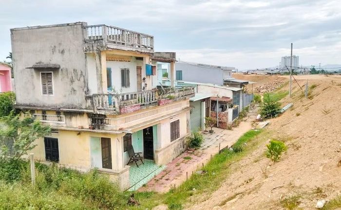 Khu dân cư tổ 8 (tổ dân phố 6, phường Quy Nhơn Bắc) nằm sát dự án tuyến đường trục Đông - Tây kết nối đường ven biển ĐT 639. Ảnh: C.L