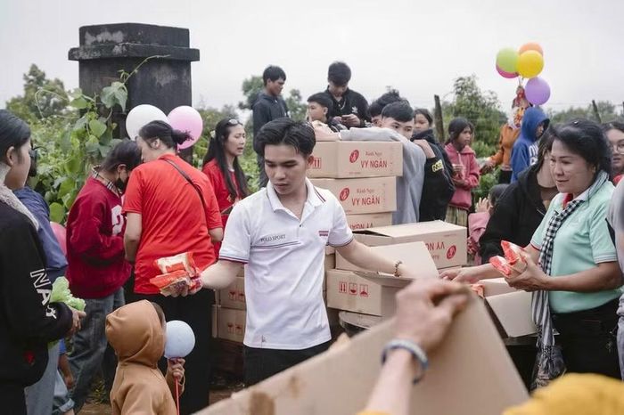  Anh Phạm Hiền Trung (áo trắng) tham gia đoàn tình nguyện phát bánh trung thu cho trẻ em vùng khó. Ảnh: NVCC 