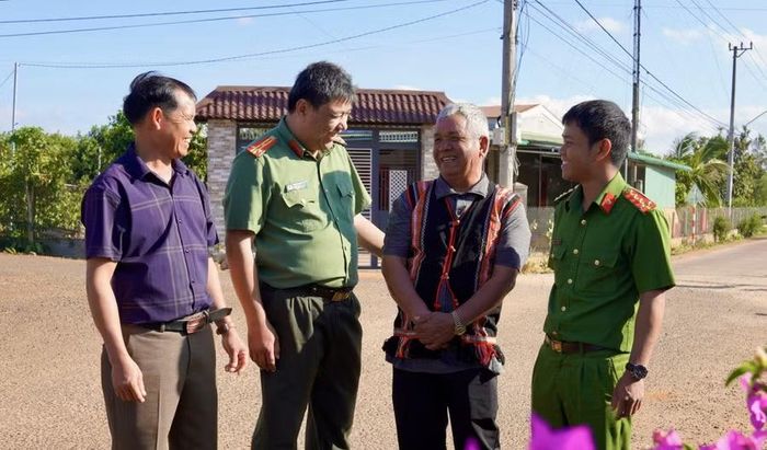 Lực lượng Công an tranh thủ người có uy tín để tuyên truyền người dân không nghe, không tin tổ chức phản động FULRO.