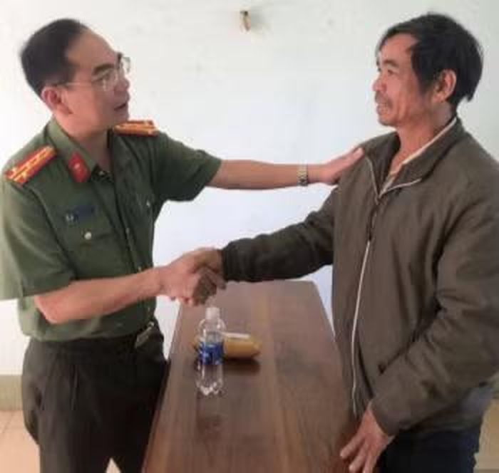 Đại tá Phạm Hữu Trường - Phó Giám đốc Công an tỉnh Gia Lai gặp gỡ, động viên đối tượng từng tham gia sinh hoạt “Bahnar Đêga Kon Kông”.