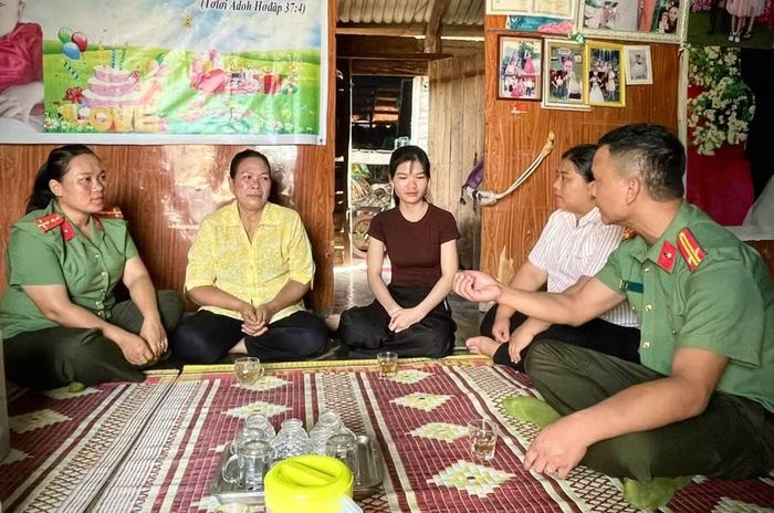  Nhờ Công an xã Chư A Thai hỗ trợ hoàn tất các thủ tục, mẹ con bà Ksor H’Nhih và chị Ksor H’Ơn (người thứ 2 và thứ 3 từ trái sang) đã trở về địa phương sau gần 8 năm lưu lạc bất hợp pháp tại Thái Lan. Ảnh: V.L 