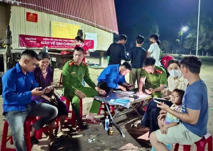  Công an xã Chư A Thai hỗ trợ người dân làm hồ sơ cấp căn cước công dân và kích hoạt tài khoản định danh điện tử mức độ 2 tại thôn, làng. Ảnh: V.L 