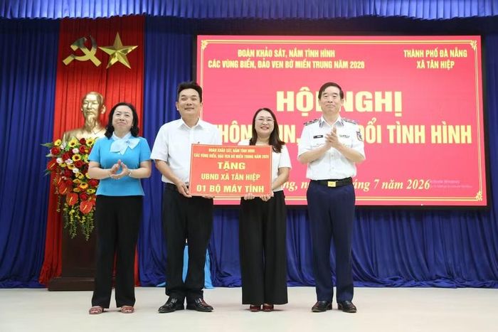 Trung tướng Bùi Quốc Oai - Chính ủy Cảnh sát biển Việt Nam (bìa phải) và lãnh đạo Tổng Liên đoàn Lao động Việt Nam trao quà cho UBND xã Tân Hiệp. Ảnh: H.P