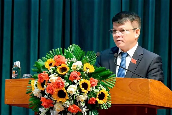 Trưởng ban Kinh tế - Ngân sách HĐND tỉnh Phạm Tấn Thành báo cáo thẩm tra các tờ trình, dự thảo Nghị quyết do UBND tỉnh trình. Ảnh: Đức Thụy