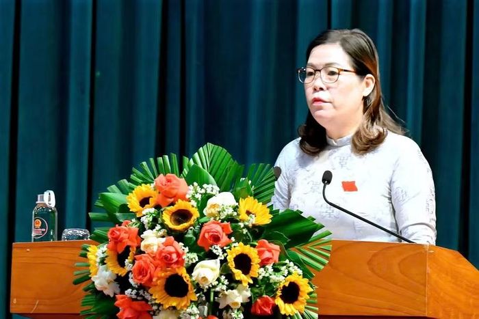 Trưởng ban Văn hóa – Xã hội HĐND tỉnh Huỳnh Thị Ngọc Hà báo cáo thẩm tra các tờ trình, báo cáo do UBND tỉnh trình. Ảnh: Đức Thụy
