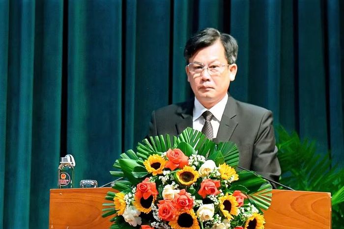 Giám đốc Sở Nông nghiệp và Môi trường Cao Thanh Thương trình bày dự thảo Nghị quyết quy định chính sách hỗ trợ phát triển nuôi trồng thủy sản ứng dụng công nghệ cao trên địa bàn tỉnh Gia Lai giai đoạn 2026-2030. Ảnh: Đức Thụy