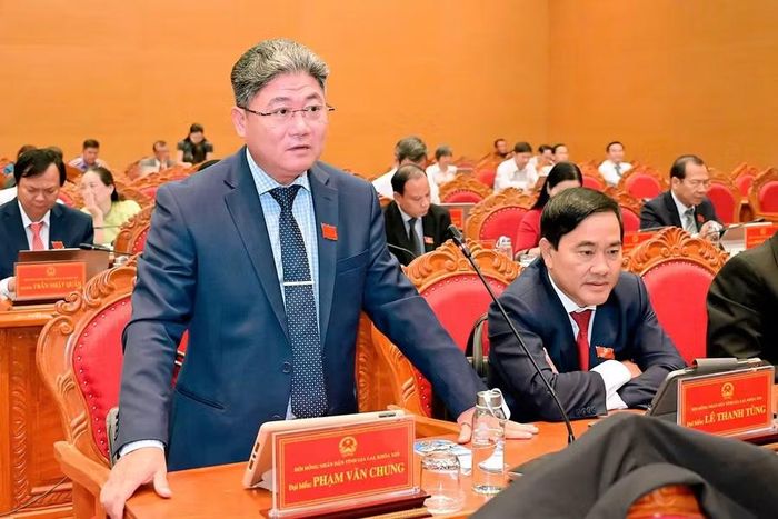 Đại biểu Phạm Khắc Tiệp - Phó Bí thư Thường trực Đảng ủy, Chủ tịch HĐND xã Ia Hrú kiến nghị vấn đề liên quan đến sắp xếp biên chế công chức, viên chức xã. Ảnh: Đức Thụy