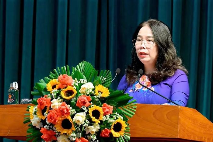 Bà Nguyễn Thị Diệu Hạnh - Giám đốc Sở Văn hóa - Thể thao và Du lịch trình bày dự thảo Nghị quyết quy định chính sách hỗ trợ khôi phục Không gian văn hóa cồng chiêng tỉnh Gia Lai giai đoạn 2026-2030. Ảnh: Đức Thụy