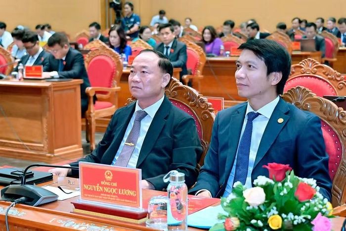 Các đồng chí lãnh đạo tỉnh dự kỳ họp. Ảnh: Đức Thụy