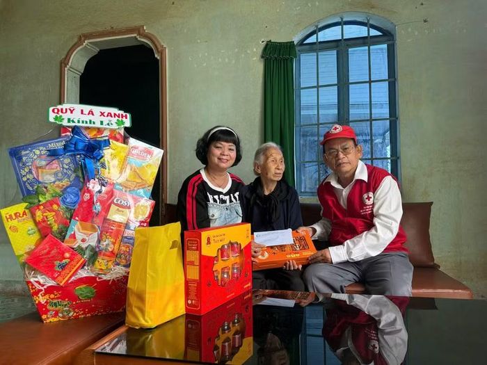 Đại diện Hội Chữ thập đỏ tỉnh Gia Lai và Quỹ Lá Xanh trao quà cho Mẹ Việt Nam Anh hùng Nguyễn Thị Dậy ở xã Vạn Đức. Ảnh: Quỳnh Ngân