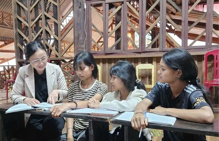  Cô Ngô Thụy Hạ Dung (bìa trái) giảng dạy môn Ngữ văn tại lớp học miễn phí ở làng Bồ. Ảnh: Ngọc Duy 