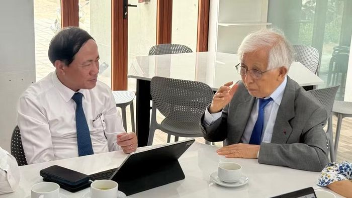 Chủ tịch UBND tỉnh Phạm Anh Tuấn (bên trái) trao đổi với GS. Trần Thanh Vân tại buổi làm việc. Ảnh: Hoàng Vũ