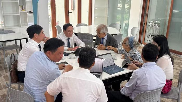 Quang cảnh buổi làm việc. Ảnh: Hoàng Vũ