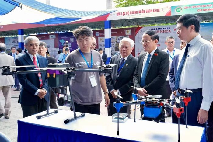  Các đại biểu tham quan không gian Triển lãm công nghệ AT Expo 2026 và khu trưng bày sản phẩm vùng miền OCOP. Ảnh: Hoàng Vũ 