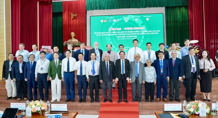  Các đại biểu tham dự hội nghị chụp ảnh lưu niệm. Ảnh: Hoàng Vũ 