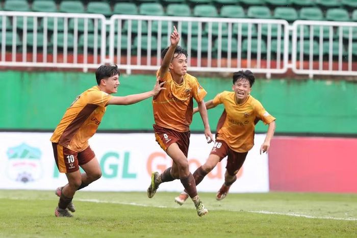  Mạnh Nguyên ghi bàn thắng gỡ hòa cho U17 LPBank HAGL trong hiệp 1. Ảnh: Văn Ngọc 
