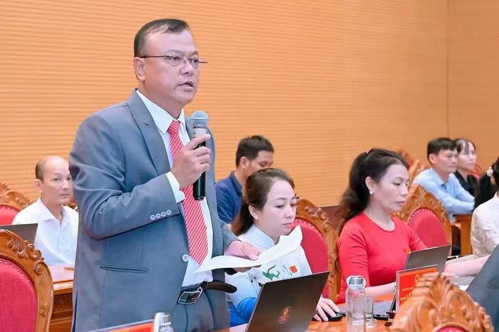  Đại biểu Rah Lan Song Linh chất vấn Giám đốc Sở Nông nghiệp và Môi trường về vấn đề đầu tư thủy lợi và nước sạch cho vùng đặc biệt khó khăn. Ảnh: Đức Thụy 