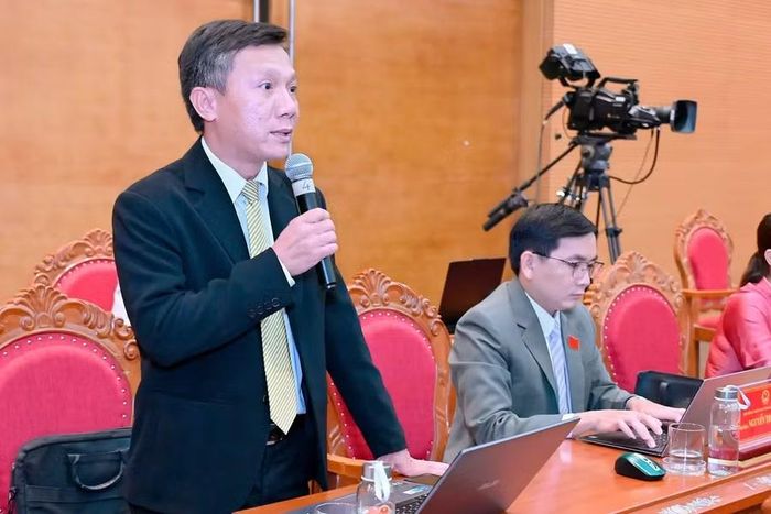  Đại biểu Châu Thanh Bình tiến hành chất vấn Giám đốc Sở Khoa học và Công nghệ về thực trạng và giải pháp đầu tư hạ tầng số. Ảnh: Đức Thụy 
