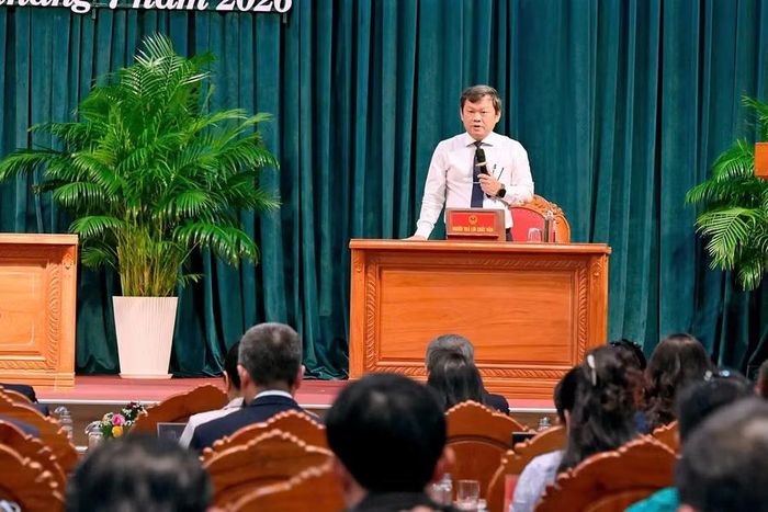  Giám đốc Sở Khoa học và Công nghệ Trần Kim Kha trả lời chất vấn về vấn đề đầu tư hạ tầng số. Ảnh: Đức Thụy 