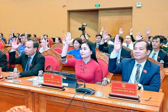 Các đại biểu biểu quyết thông qua 30 nghị quyết quan trọng. Ảnh: Đức Thụy