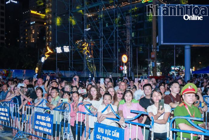 Đông đảo khán giả theo dõi chương trình tổng duyệt.
